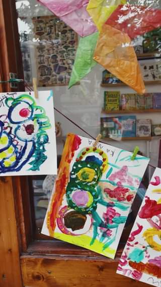 Welcome teacher Maxine for Arts&Craft class.