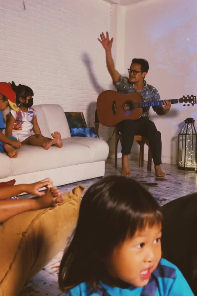 หนึ่งในเรื่องราวดีๆของวันนี้ 
 พ่อกานต์ คุณพ่อของน้องกานดา มาร้องเพลงนิทานหิ่ง...