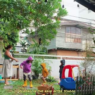 Playing in the rain after school 
  หลังเลิกเรียน ฝนตกพอดี เด็กๆเลยได้เล่นน้ำฝนก...