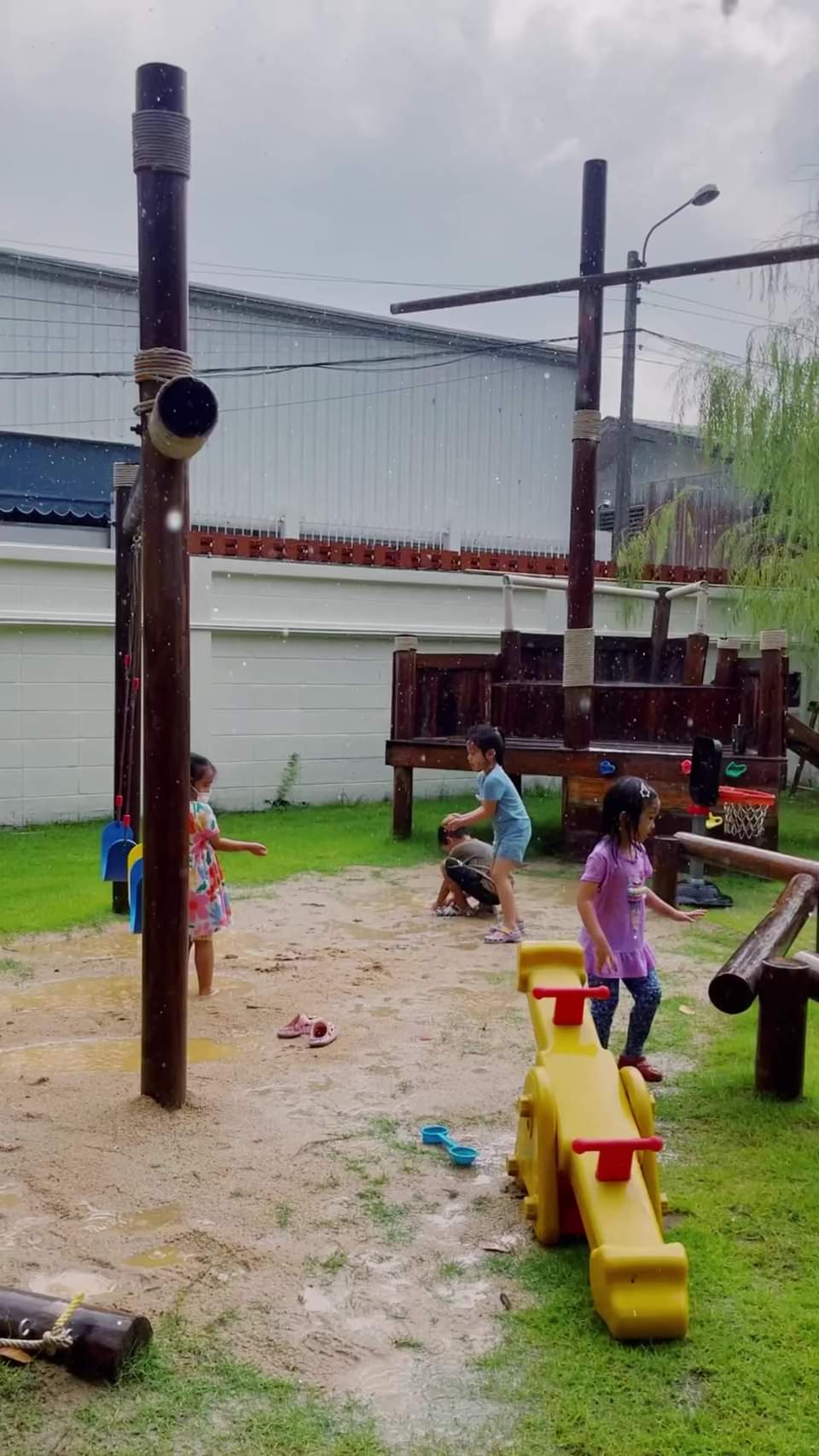 วันฝนตก เด็กๆโรงเรียนหิ่งห้อยไม่เคยรอช้า บ้างรีบใส่รองเท้าบู้ท บ้างรีบหยิบเสื้อก...