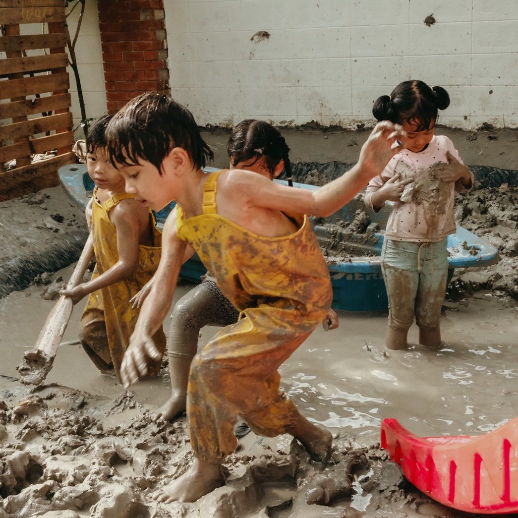 Kids_Playing_In_Mud_Summer_Camp